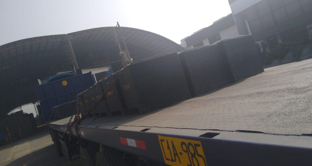 Transporte de carga industrial en plataforma