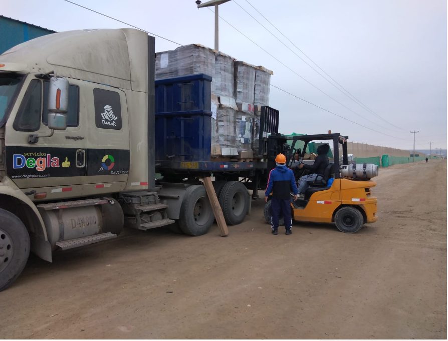 Llegada y descarga de mercadería con montacargas